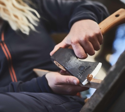 68c1fc167b684567f00e69996829e8a6b7ddd621d36e5b236f0a8.jpg Destral Agelsjön forjada a Mano de 235mm Hecho de Acero Sueco I Hultafors I Hecho en Suecia I Hacha 775g Mango de Madera de Nogal Americano y Funda Protectora de Cuero I para reafilar I 841760