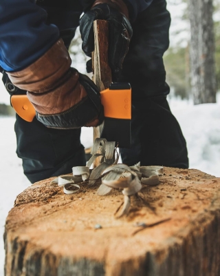 68c1fc5cb8cedaa5d524191298fb3b6d5e7a58c6ed57c48663bda.jpg Fiskars Hacha pequeña de camping con estuche de almacenamiento y transporte, Longitud: 23 cm, Capa antiadherente, Peso: 564 g, Cuchilla de acero/Mango de plástico reforzado, Naranja