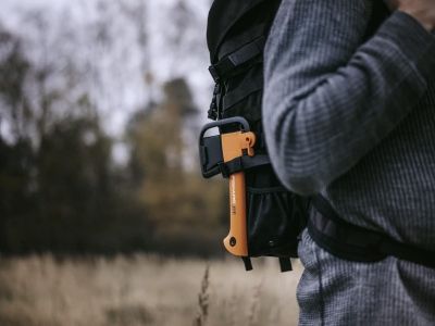 68c1fc5d87b2f2a8650255a149c4fb5e7ba9d1c9f9fb2d59dbafa.jpg Fiskars Hacha pequeña de camping con estuche de almacenamiento y transporte, Longitud: 23 cm, Capa antiadherente, Peso: 564 g, Cuchilla de acero/Mango de plástico reforzado, Naranja