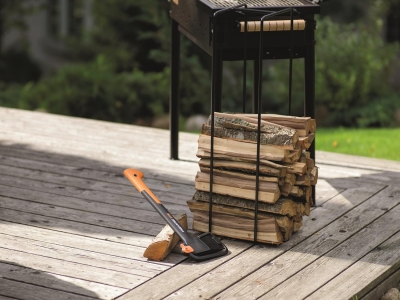 68c457fb6b03cbe3fd440e0804b0519ded2410891e8d42f0c8018.jpg Fiskars Hacha pequeña universal, Estuche de almacenamiento y transporte incluido, Longitud: 44 cm, Capa antiadherente, Cuchilla de acero/Mango de fibra de vidrio, Negro/Naranja, X10-S, 1015619