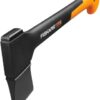 68c457fcd9bd788fc893d885ab196cf0d753614dc4ee6d8ad631d.jpg Fiskars Hacha pequeña universal, Estuche de almacenamiento y transporte incluido, Longitud: 44 cm, Capa antiadherente, Cuchilla de acero/Mango de fibra de vidrio, Negro/Naranja, X10-S, 1015619