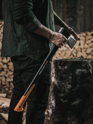 68c45be22408f310e805dae10093a5d708d8a19ed44bee3356a00.jpg Fiskars Hacha 2,4 kg, Con estuche de almacenamiento y transporte, Longitud: 77 cm, Capa antiadherente, Cuchilla de acero/Mango de fibra de vidrio, Negro/Naranja, X25–XL, 1015643