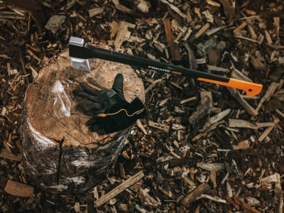 68c45be36f1d3731456e96fb6eb259ec6fa2dce5820002beda832.jpg Fiskars Hacha 2,4 kg, Con estuche de almacenamiento y transporte, Longitud: 77 cm, Capa antiadherente, Cuchilla de acero/Mango de fibra de vidrio, Negro/Naranja, X25–XL, 1015643