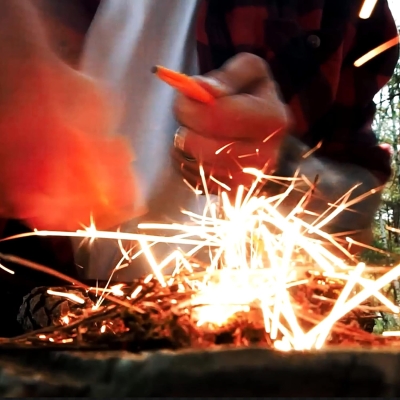 68c7d18143027462f6c9360fc1a740587518964c593ccb3eb7f78.jpg aZengear Silbato de Supervivencia con Barra de Inicio de Fuego y Llavero - Fuerte, sin Calma, Ligero, Impermeable, para Emergencia, Senderismo, Rescate, Seguridad, pasear Perros, EDC