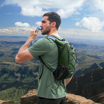 68db89faae6af217ff93a3506d890ac79b217342100af45a2f92f.jpg Mochila de hidratación ligera, mochila para correr con vejiga de agua de 2 litros, mochila de agua hidráulica para ciclismo, senderismo, rave para hombres y mujeres (verde militar)