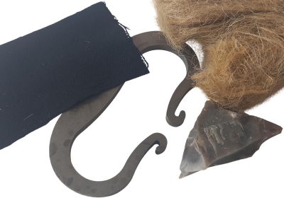 68e2322508696546ef142c13296dc305364d16df4cda89e2fa8fe.jpg Spronketts Outdoors Kit tradicional de encendedor de fuego de acero al carbono con pedernal inglés y tela de carbón para camping, supervivencia