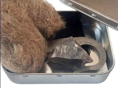 68e2322572a132b91d75478f69915c6d744846331c6958377de9b.jpg Spronketts Outdoors Kit tradicional de encendedor de fuego de acero al carbono con pedernal inglés y tela de carbón para camping, supervivencia