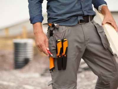 697b61fbd3a65e468208ee94469d54dbb0dd8c2a41145f7ced90f.jpg Fiskars Cuchillo universal, Incluye funda con afilador, 21,5 cm, Negro/Naranja, 1023618